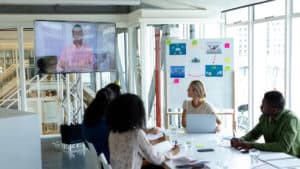 16 formas de ajudar trabalhadores remotos a sentirem-se na sala de conferências