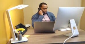 Os telefones de secretária ainda são relevantes no atual ecossistema de comunicações?